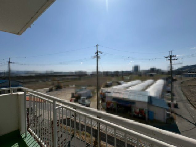イトーピア向日マンションA棟の展望|バルコニー前には遮る高い構造物がなく、３階ながら、広がりのある眺望を楽しむことができます。