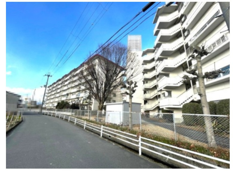 イトーピア向日マンションA棟の外観|総戸数276戸、7階建て、頑丈なRC造のマンションです。