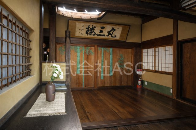 丸三楼店舗の内装