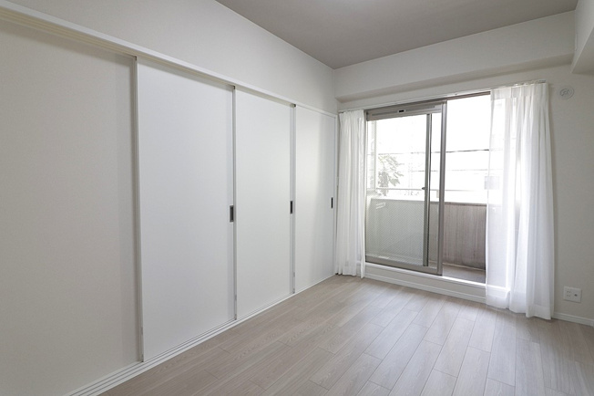 【子供部屋】 | イトーピア長堀橋シエル・クレール | バルコニーに面した洋室　約６．０帖