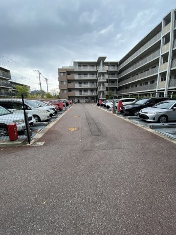 甲子園三番町ハイツの駐車場