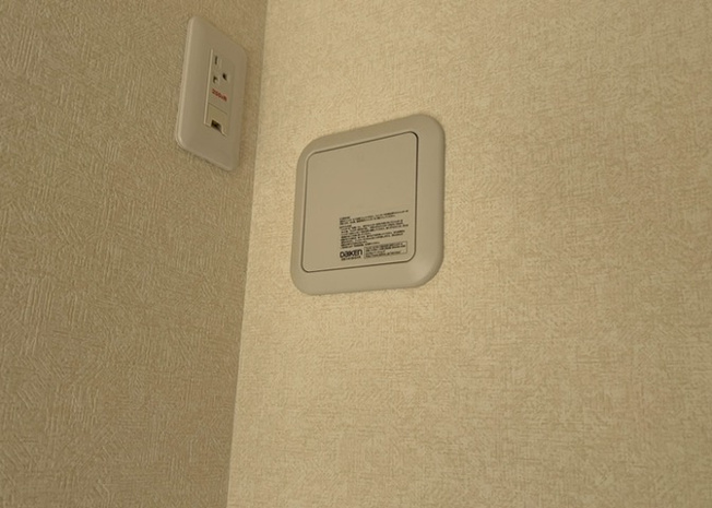 【冷暖房・空調設備】 | 1日中建物内の換気が行われるように設計された仕組みです。気密性の高い住宅は、家に籠った空気でシックハウス症候群になる可能性がありますが、24時間換気システムであれば計画的な換気で対策が可能です。