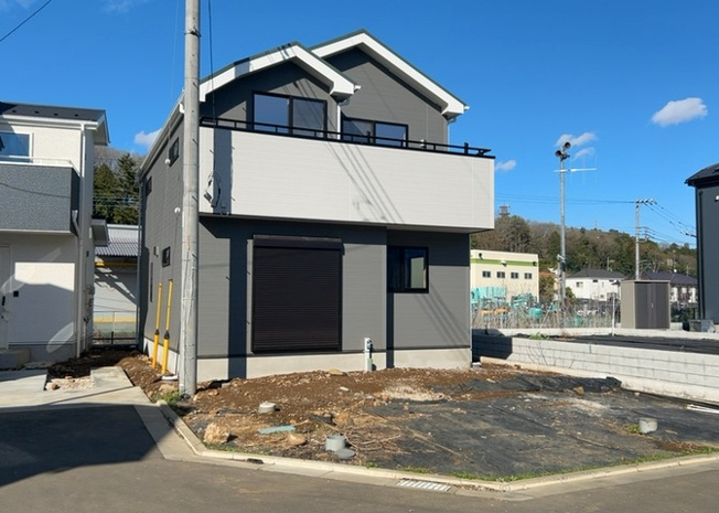 【前面道路含む現地写真】 | お持ちの車種によっては前面道路が広い方が便利でしょう。しかし、前面道路が広ければその分交通量が多くなるため、騒音などが気になる場合があります。実際に現地を見学し、周辺交通量や騒音などを確認しましょう！