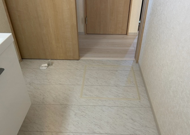 【脱衣所】 | 多くの戸建て住宅で見かける洗面脱衣所は、洗面台と洗濯機が2畳ほどのスペースに並べられていて、洗面所が脱衣所を兼ね備えている間取りが一般的です。お客様が利用することもある、パブリックな空間でもあります。