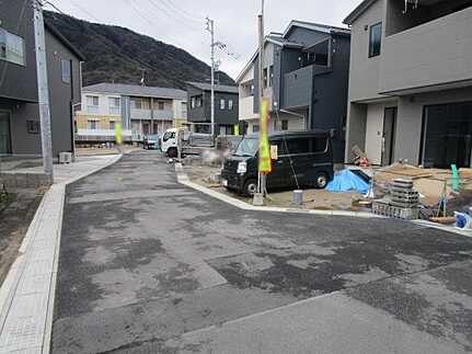 広島市安佐南区八木９丁目の新築一戸建の前面道路含む現地写真