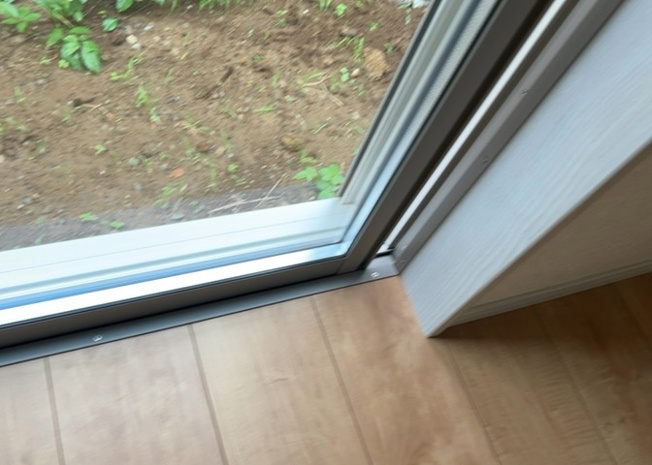 【内装】 | 複層ガラスを採用しており、優れた断熱効果で年間の光熱費を削減するとともに結露の発生も抑制します。全室南西向きの温かな光と風が通り抜ける室内で、年間を通して快適に過ごせる住空間です。