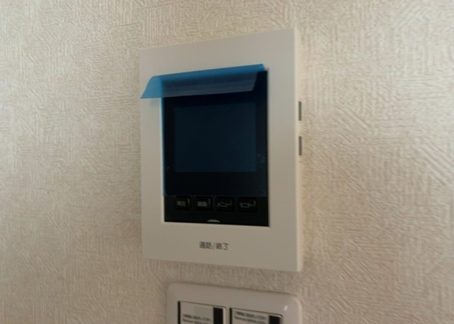 【セキュリティ】 | 室内から訪問者の顔を映像と音声でしっかり確認できるTVモニター付きインターホンを設置しています。お子様のお留守番時や一人での在宅時にも、直接対面せずに対応ができるため防犯面でも大変安心です。