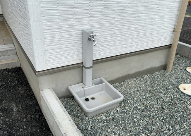 【設備】 | 敷地内には屋外作業や洗車、ガーデニングに便利な散水栓などの設備を備えています。室内設備だけでなく屋外の利便性にも配慮された新築戸建てで、現地にて各種設備の配置や使い勝手をお確かめください。