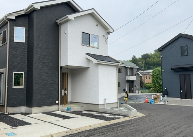 【前面道路含む現地写真】 | 前面道路は落ち着いた交通量で、小さなお子様がいるご家庭にも安心感のある住環境です。五日市線秋川駅や拝島駅、八王子駅からのバスアクセスも可能で、敷地への車出し入れのしやすさも現地でお確かめ下さい。