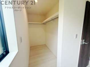 収納力が高く洋服や小物を整理しやすく、更衣室のように使え、部屋がすっきり保てます。収納の配置を自由に調整でき、換気性が良く防湿・防虫対策も可能。快適で機能的な生活空間を実現できます♪