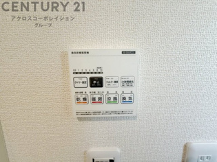 暖房機能があるため、冬場でも温かい浴室で入浴でき、乾燥機能があるため、水気を素早く取り除けます。また、換気機能があるため、湿気を素早く排出してカビや雑菌の発生を防ぐことができます。
