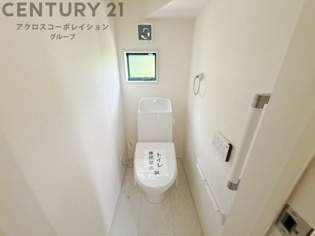 温水洗浄便座付トイレは温水洗浄機能により、暖かい水でおしりを洗浄することができ、冷たい水を使う従来の便座に比べ、温水洗浄機能で暖かいトイレを提供し、快適な使用を可能にします。