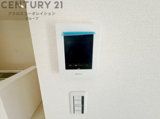 訪問者が来たときにテレビ画面で確認できるため、安心してドアを開けられます。録画機能があるものもあり、留守中に来訪者を記録しておくことができます。利便性が高く、セキュリティ面でも安心です。
