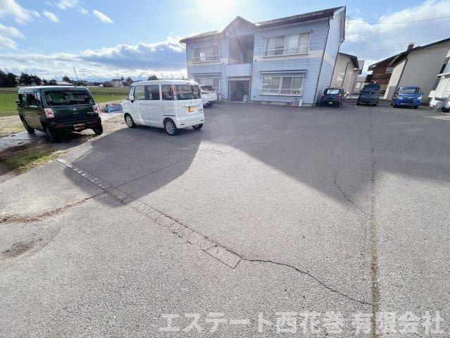 花巻市中北万丁目のアパートの駐車場