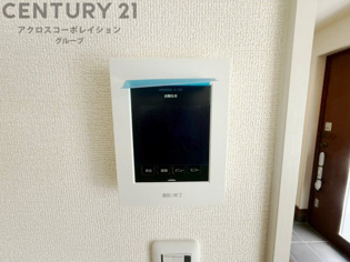 訪問者が来たときにテレビ画面で確認できるため、安心してドアを開けられます。録画機能があるものもあり、留守中に来訪者を記録しておくことができます。利便性が高く、セキュリティ面でも安心です。