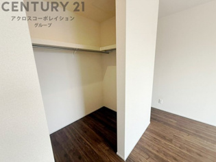 収納力が高く洋服や小物を整理しやすく、更衣室のように使え、部屋がすっきり保てます。収納の配置を自由に調整でき、換気性が良く防湿・防虫対策も可能。快適で機能的な生活空間を実現できます♪