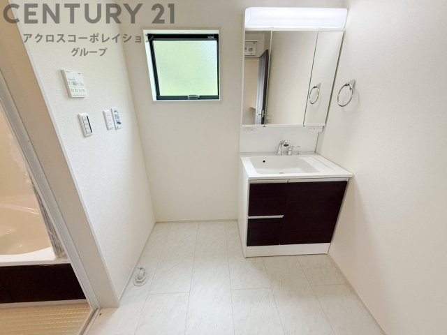 衣服の収納や脱ぎ着や整理整頓がしやすく、湿った衣類を乾燥させるスペースがありカビや臭いの発生を防ぎます。床の汚れを他の部屋に持ち込まず清潔を保つことができます。また快適な入浴環境の整備にも役立ちます。
