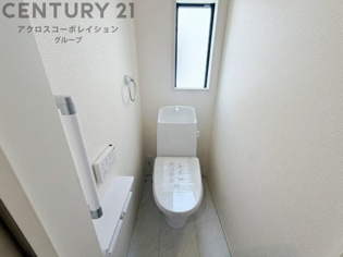 温水洗浄便座付トイレは温水洗浄機能により、暖かい水でおしりを洗浄することができ、冷たい水を使う従来の便座に比べ、温水洗浄機能で暖かいトイレを提供し、快適な使用を可能にします。