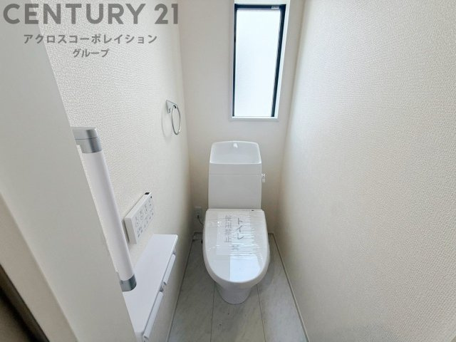 温水洗浄便座付トイレは温水洗浄機能により、暖かい水でおしりを洗浄することができ、冷たい水を使う従来の便座に比べ、温水洗浄機能で暖かいトイレを提供し、快適な使用を可能にします。
