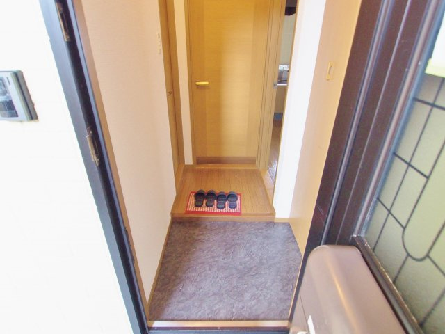 メゾン山田B棟の玄関