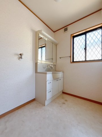 【中古戸建】足利市上渋垂町の洗面所|■洗面室｜ゆとりのある洗面脱衣室ではお子様と並んで歯磨きもできるので一緒に成長を楽しめます♪ひろびろとした洗面室で、朝の準備も楽しくなります☆.*