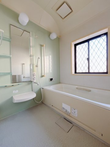【中古戸建】足利市上渋垂町の浴室|■浴室｜足を伸ばしてゆったりと入浴ができるタイプのバスルームです♪大きな窓がついておりますので、湿気で篭りがちなバスルームも換気することができます( ＾＾ )