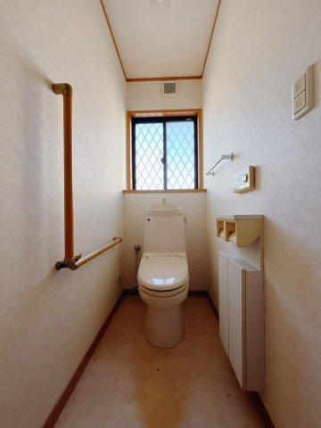 【中古戸建】足利市上渋垂町のトイレ|■トイレ｜白を基調とした清潔感溢れるトイレになっています。トイレには窓がついていますので常に換気をすることができ清潔を保てます。