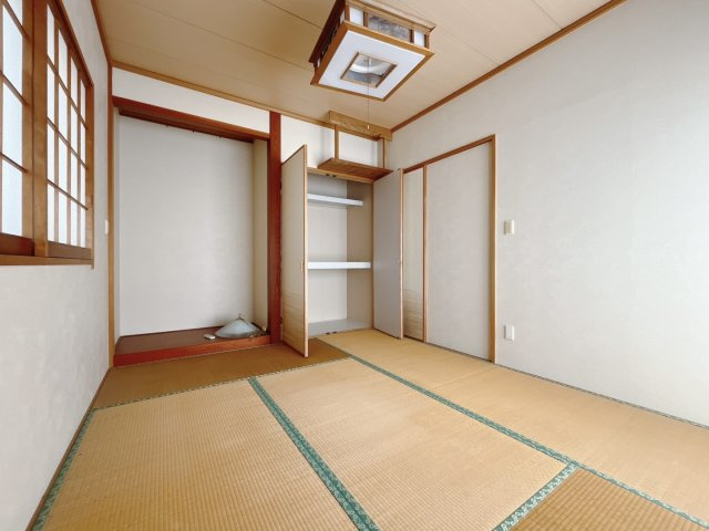 【中古戸建】足利市上渋垂町の和室|■和室｜和室を書斎にしたり、冬にはコタツを敷いて家族みんなで年越しをするのもいいですね。家族みんなのお気に入りの空間になります♪