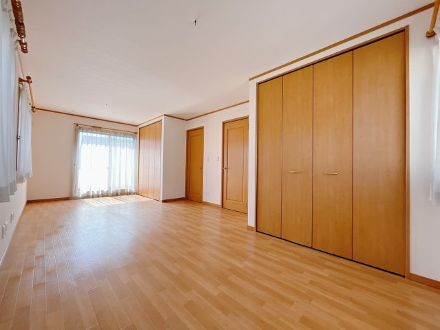 【中古戸建】足利市上渋垂町の洋室|■洋室｜こちらの洋室は壁を設けて二部屋にすることが可能です。お子様が大きくなった時も安心ですね♪