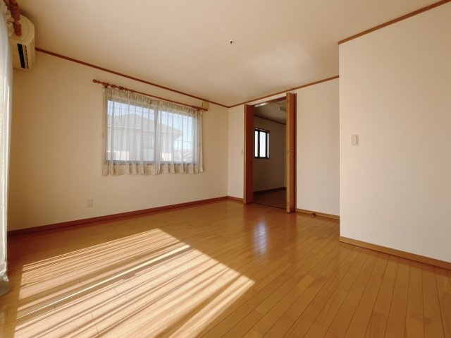 【中古戸建】足利市上渋垂町の洋室|■洋室｜「今日も一日お疲れ様」とご夫婦でゆったりくつろげる洋室。毎日の家事やお仕事に疲れた日はフカフカのベットで癒されてください。テレビや本棚をおいても快適な広さなのが自慢のお部屋です♪
