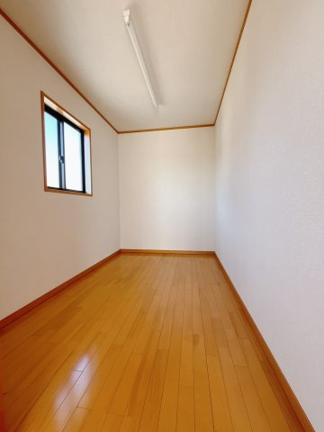 【中古戸建】足利市上渋垂町の収納|■WIC｜お気に入りのお洋服もシワを作らずきれいに管理ができる夢のウォークインクローゼット！今お使いの収納ケースもスッポリそのまま収まる広さです♪