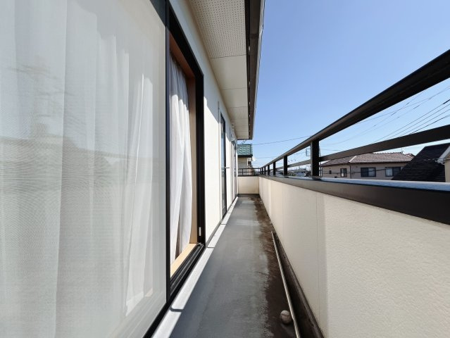 【中古戸建】足利市上渋垂町のバルコニー|■バルコニー｜あたたかな陽のひかりを浴びることのできるバルコニー。お洗濯物やお布団を干せば、家族みんなが気持ちよく暮らすことができます(*^^*)