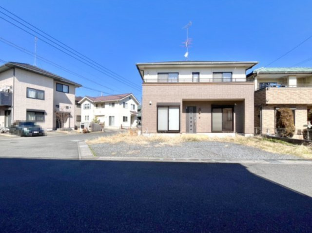 【中古戸建】足利市上渋垂町の前面道路含む現地写真|■外観｜特徴のある個性的な住まいと美しい街並み、そして住みやすい環境を、ぜひ現地でご覧になりませんか。お気軽にお問合せください(^^)  