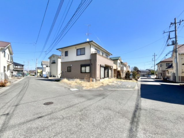 【中古戸建】足利市上渋垂町の前面道路含む現地写真|■外観｜角地のため風通しが良く開放的です♪