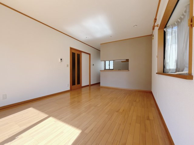 【中古戸建】足利市上渋垂町の居間・リビング|■リビング｜窓から射し込む陽射しが縦横に広がり、あたたかな空間を形作ります♪木目のきれいなフローリングとシンプルな壁紙は、一日中家に居ても飽きることなく過ごすことができる素敵な空間です♪