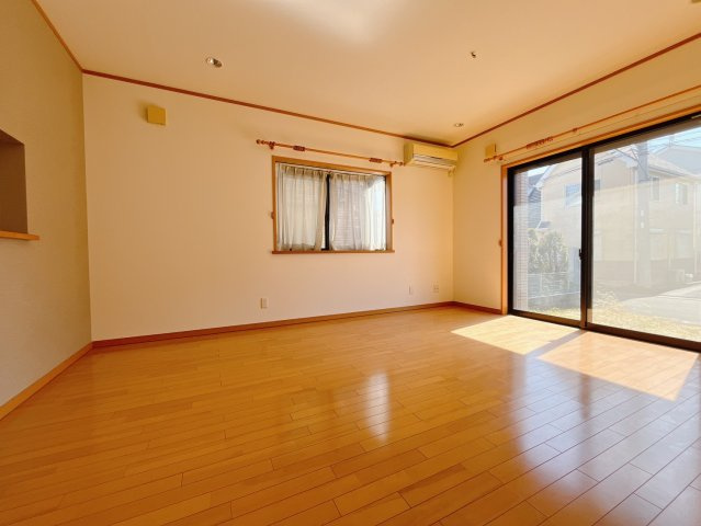 【中古戸建】足利市上渋垂町の居間・リビング|■リビング｜落ち着きのある表情を見せるリビングダイニング。太陽の光がたっぷり差し込むリビングは、自然とご家族が集まる居心地の良い空間です。