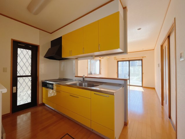 【中古戸建】足利市上渋垂町のキッチン|■キッチン｜お料理をしながら、後片付けをしながら会話がはずむ対面キッチン。リビングが見渡せるので小さいお子様がいても安心です。