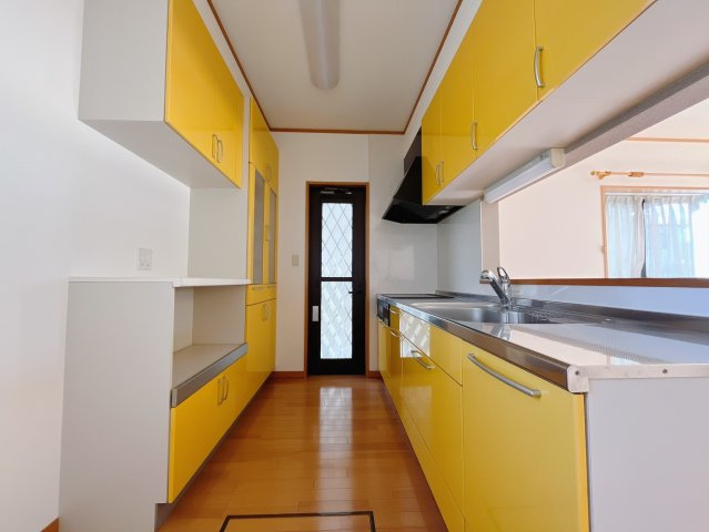 【中古戸建】足利市上渋垂町のキッチン|■キッチン｜イエローカラーのデザインは光が反射しやすいため空間を明るくし、ホワイトよりも油汚れや水はねが目立ちにくいメリットがあります♪