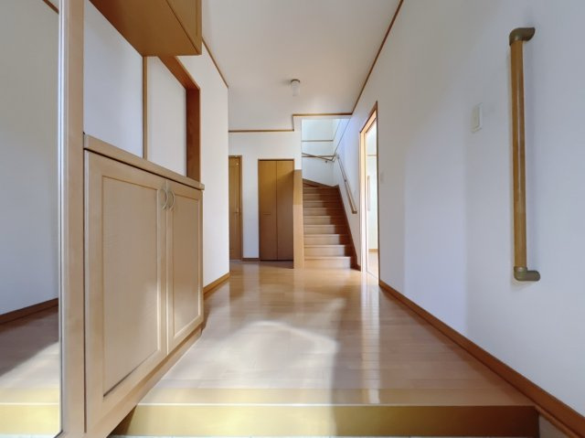 【中古戸建】足利市上渋垂町の玄関|■玄関｜太陽の光をたっぷり採り込む南玄関☆ご家族の靴がたくさんしまえる下駄箱付き。お子様の靴がこれから増えても安心な大きさです。