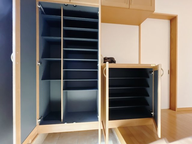 【中古戸建】足利市上渋垂町の収納|■玄関収納｜靴で溢れてしまうご家庭でも安心の大きさがある下駄箱。ブーツや長靴も余裕でしまえます♪