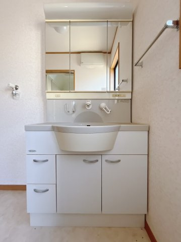 【中古戸建】足利市上渋垂町の独立洗面台|■洗面室｜三面鏡の洗面台は鏡の裏が収納ポケットになっているので、ヘアケア用品や歯ブラシなどでごちゃつきがちな洗面台周りがスッキリ片付きます。　