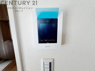 訪問者が来たときにテレビ画面で確認できるため、安心してドアを開けられます。録画機能があるものもあり、留守中に来訪者を記録しておくことができます。利便性が高く、セキュリティ面でも安心です。