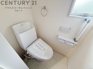 温水洗浄便座付トイレは温水洗浄機能により、暖かい水でおしりを洗浄することができ、冷たい水を使う従来の便座に比べ、温水洗浄機能で暖かいトイレを提供し、快適な使用を可能にします。