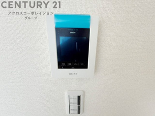 訪問者が来たときにテレビ画面で確認できるため、安心してドアを開けられます。録画機能があるものもあり、留守中に来訪者を記録しておくことができます。利便性が高く、セキュリティ面でも安心です。