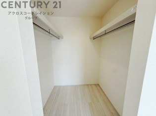 収納力が高く洋服や小物を整理しやすく、更衣室のように使え、部屋がすっきり保てます。収納の配置を自由に調整でき、換気性が良く防湿・防虫対策も可能。快適で機能的な生活空間を実現できます♪