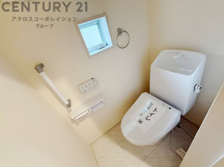温水洗浄便座付トイレは温水洗浄機能により、暖かい水でおしりを洗浄することができ、冷たい水を使う従来の便座に比べ、温水洗浄機能で暖かいトイレを提供し、快適な使用を可能にします。