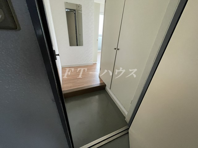 ウィステリアハイツ大久保の玄関