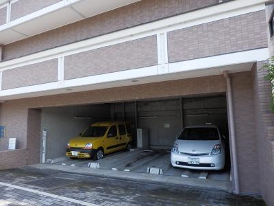プレサンス京都二条城前の駐車場