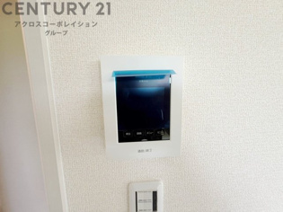 訪問者が来たときにテレビ画面で確認できるため、安心してドアを開けられます。録画機能があるものもあり、留守中に来訪者を記録しておくことができます。利便性が高く、セキュリティ面でも安心です。