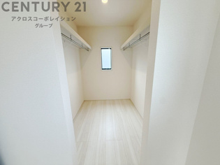 収納力が高く洋服や小物を整理しやすく、更衣室のように使え、部屋がすっきり保てます。収納の配置を自由に調整でき、換気性が良く防湿・防虫対策も可能。快適で機能的な生活空間を実現できます♪